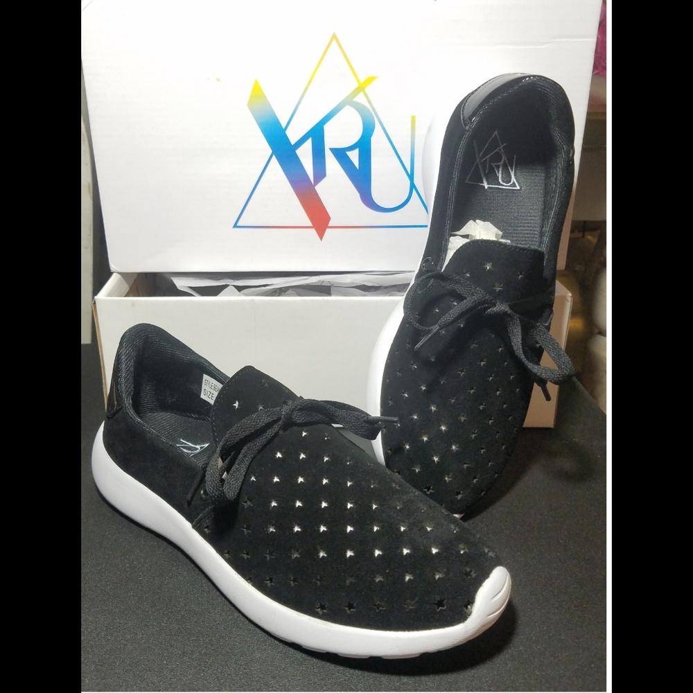 🚫SOLD🚫YRU☆ Star Cutout Sneakers Sz 9 ☆ Shoes